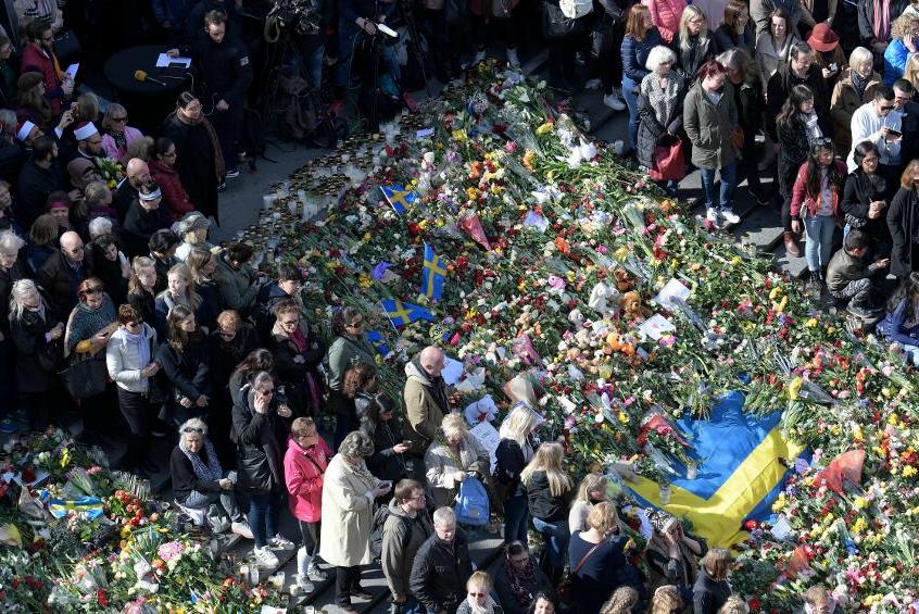 


Polisens kriminaltekniker vid en företagslokal i Sollentuna i norra Stockholm i samband med ett tillslag natten mot måndagen. Foto: Johan Nilsson/TT                                                                                                                                    