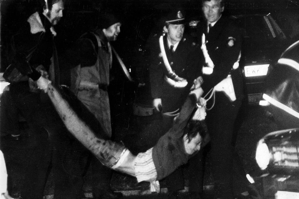 
Fyra personer dödades när tyska terrorister sprängde västtyska ambassaden i Stockholm 24 april 1975. En av ligans medlemmar förs bort från ambassaden av polis. Foto: TT-arkivbild                                            