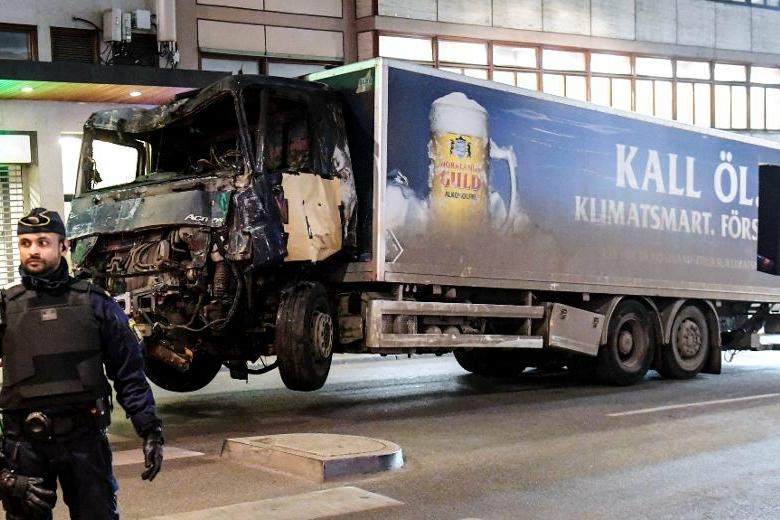 

Spendrups Bryggeri har valt att plocka bort reklambilden på alla sina lastbilar efter det att deras chaufförer utsatts för hot. Foto: Maja Suslin/TT                                                                                        