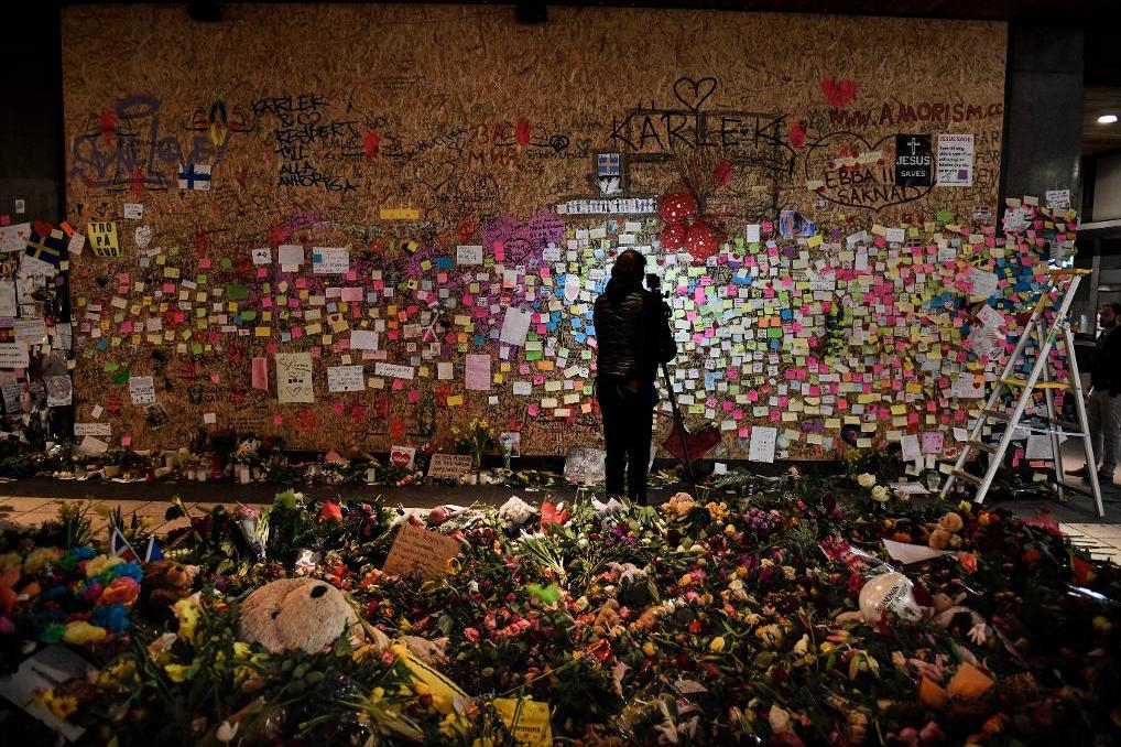 
Blomhav och post-it-lappar med hälsningar vid Åhlens efter terrordådet på Drottninggatan. Foto: Pontus Lundahl/TT-arkivbild                                            