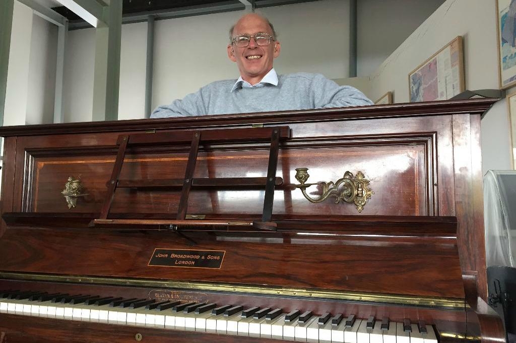 


Pianostämmaren Martin Backhouse framför pianot där han hittade en skatt gömd. Foto: Richard Vernalls/AP/TT                                                                                                                                    