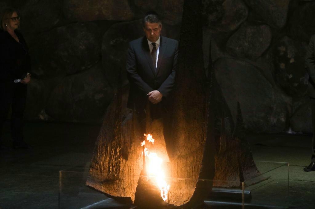 Sigmar Gabriel besökte Förintelsemuseet Yad Vashem i Jerusalem under måndagen - men det är osäkert om han får träffa Israels premiärminister. Foto: Dan Balilty/AP/TT