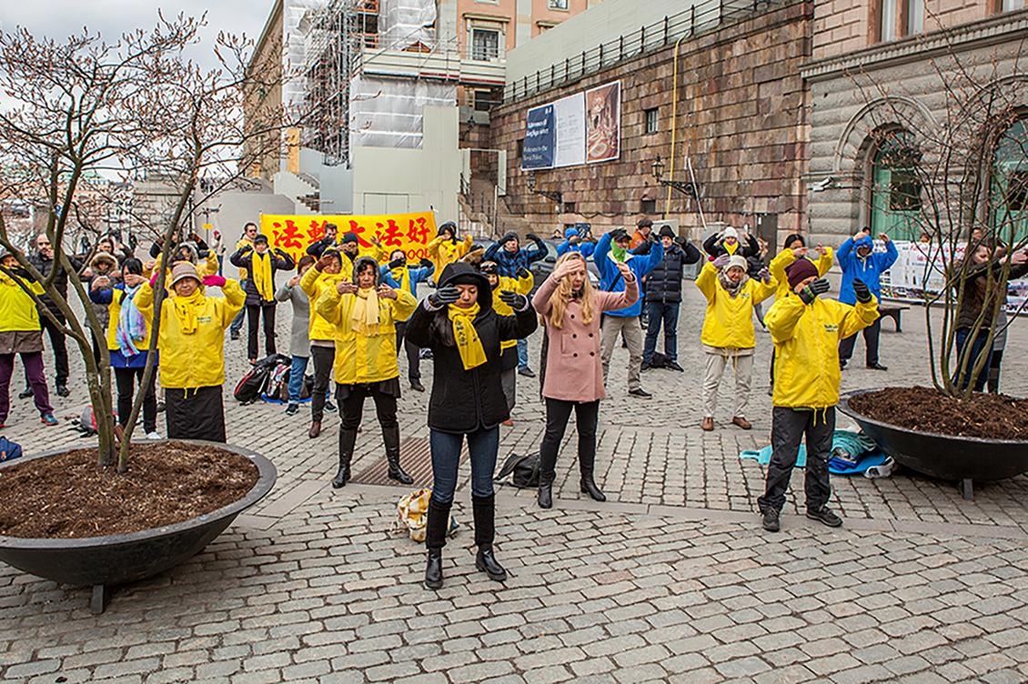 Svenska falungong-utövare utför falungongs övningar på Mynttorget i Stockholm, 22 april, i samband med en manifestation till minne av den 25 april 1999. Foto: Li Zhihe