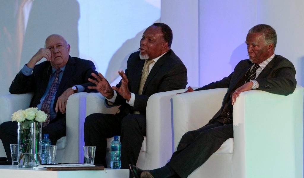 De sydafrikanska expresidenterna F W de Klerk, Kgalema Motlanthe and Thabo Mbeki samlade på fredagen i Johannesburg för att öppet kritisera, president Jacob Zuma. Foto:
AP/TT