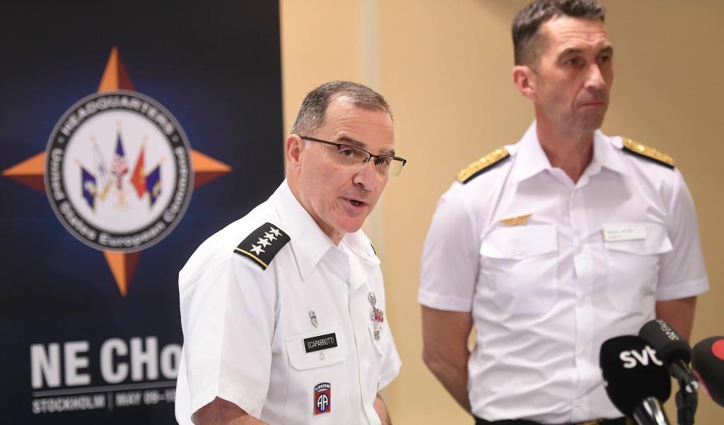
Natos högste Europabefälhavare Curtis Scaparotti och Sveriges överbefälhavare Micael Bydén håller pressträff efter dagens möte utanför Stockholm. Foto: TT                                            