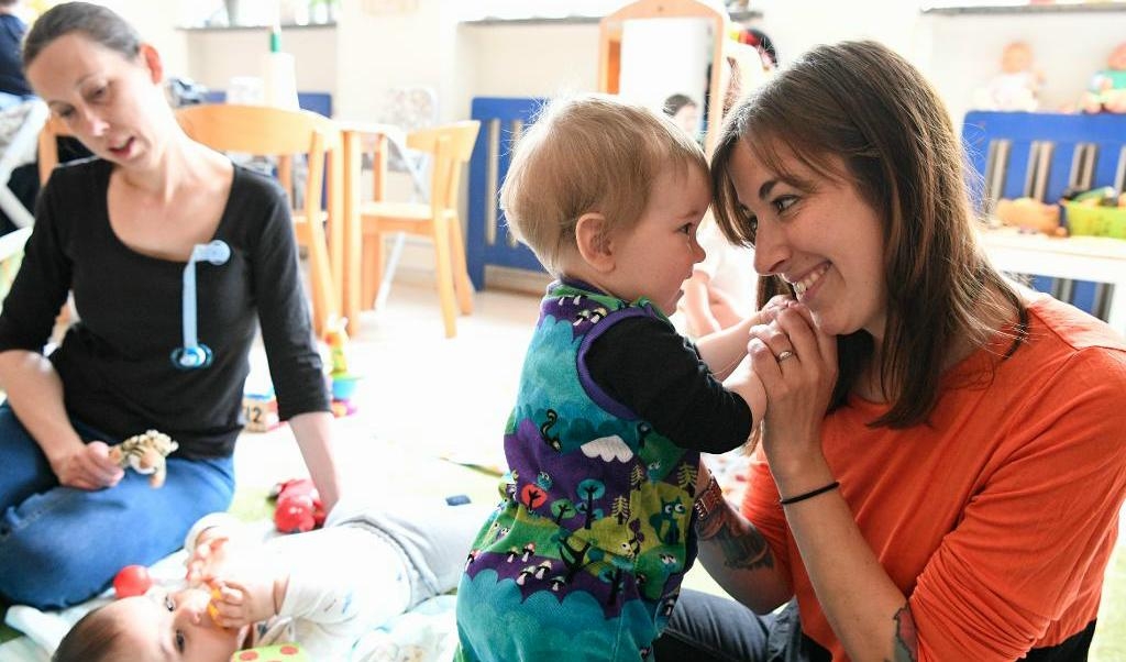 Hugo (till höger) är ett år och börjar på förskola i augusti, något som hans mamma Isabel Anselmo har blandade känslor inför. Vera Bhatti (till vänster) och hennes man har inte bestämt när sonen Adam ska börja, kanske blir det inte förrän uppåt två års ålder. Foto: TT