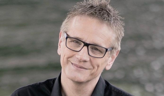 



När Torkild Sköld föreläser om ledarskap talar han inte om vad vi gör, utan om vem vi är. Han inspirerar genom att dela med sig av egna livserfarenheter som berör och uppmuntrar till förändring. (Foto: Roger Nellsjö) 
                                                                                                                                                                                        