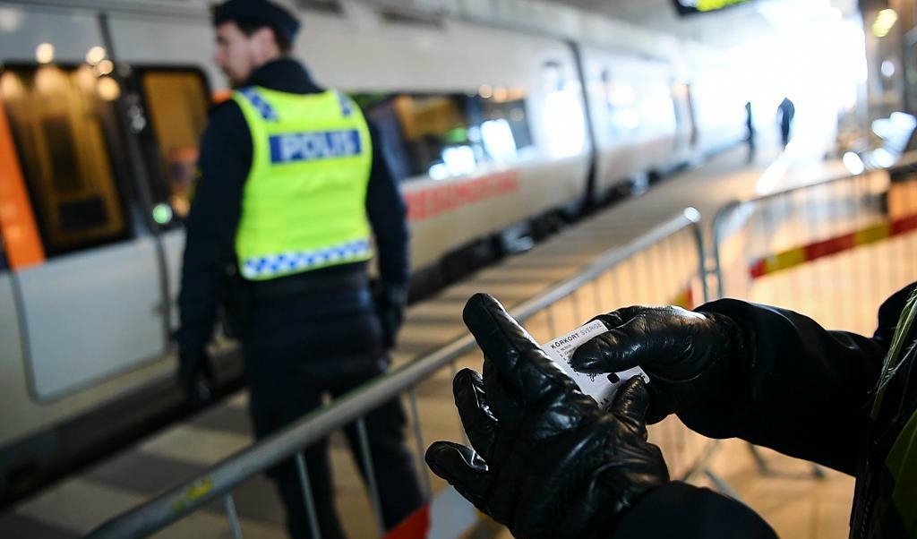 
Fler söker asyl vid gränskontrollerna i Skåne efter slopandet av id-kontrollerna på bland annat Kastrup. Här gränskontroll vid Hyllie, den första tågstationen på svensk sida efter Öresundsbron. Foto: TT-arkivbild                                            