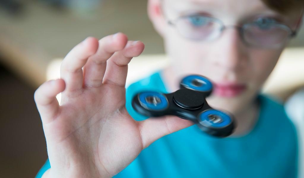 
Fidget spinnern är populär, men möjligtvis också farlig. 45 000 fel- eller omärkta exemplar har stoppats i svenska tullen. Foto: Larsen, Håkon Mosvold/NTB Scanpix/TT-arkivbild                                            