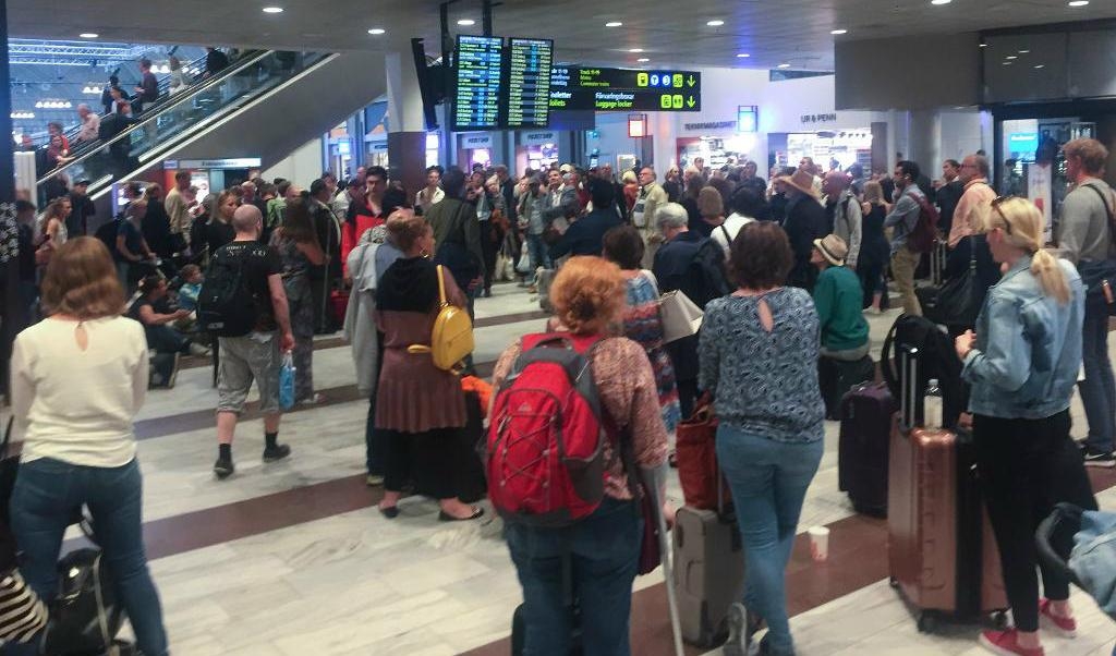 
Tågpassagerare fast på Stockholms Central efter en kabelbrand som skedde på förmiddagen fortsätter att ställa till det för tusentals tågresenärer på väg till och från Stockholm. Foto: Gustav Sjöholm/TT                                            