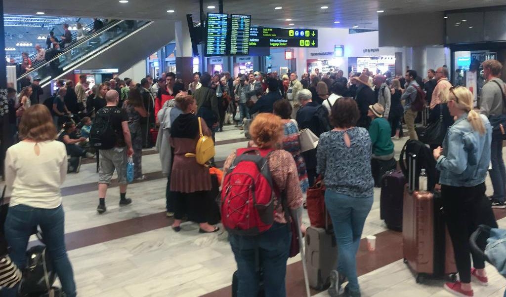 
Många tågpassagerare var fast på Stockholms central dagen före midsommarafton. Foto: TT                                            