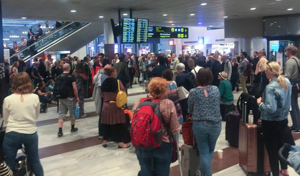 Tågpassagerare fast på Stockholms central efter en kabelbrand som skedde på torsdagsförmiddagen. Foto:
Gustav Sjöholm/TT