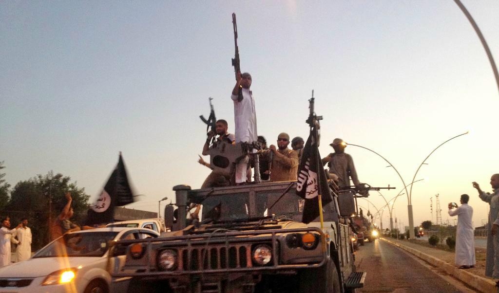 De IS-kontrollerade städerna al-Qaim, Hawija och Tal Afar står näst på tur för de USA-stödda irakiska styrkorna. På bilden syns IS-anhängare i Mosul 2014. Foto:
AP/TT
