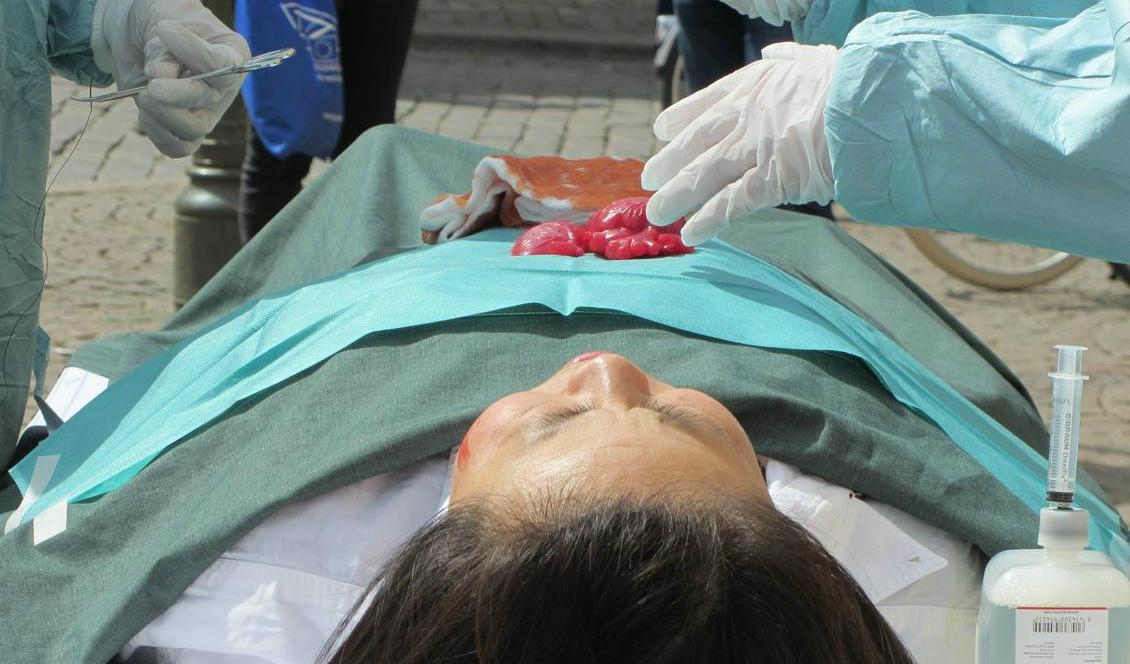
Falungong-utövare genomför under Almedalsveckan i Visby 2016 en dramatisering av den kinesiska regimens organstölder från levande falungong-utövare. Foto: Susanne W Lamm                                            