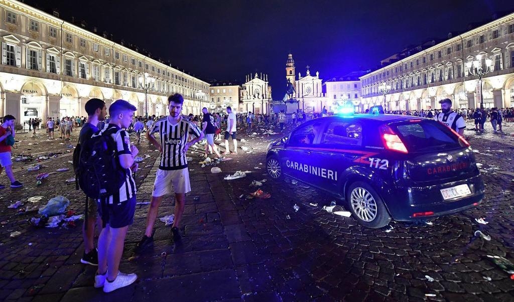 
En sjuårig pojke uppges vara allvarligt skadad efter tumultet. Foto: Alessandro Di Marco/ANSA/AP/TT                                            