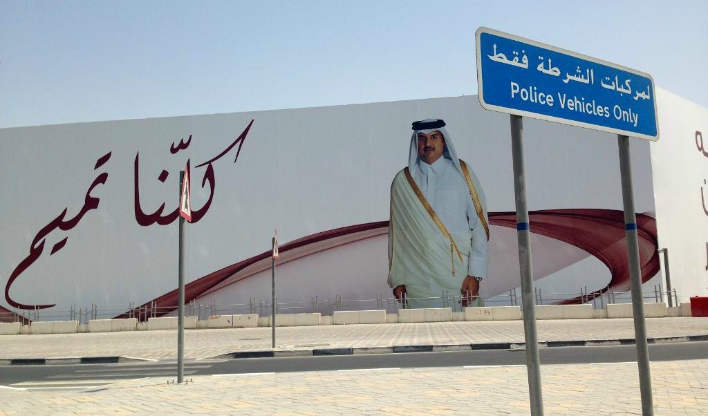 
Qatars emir Tamim bin Hamad al-Thani på en reklamtavla i Doha, Qatar. Foto: Maggie Hyde/AP/TT                                            