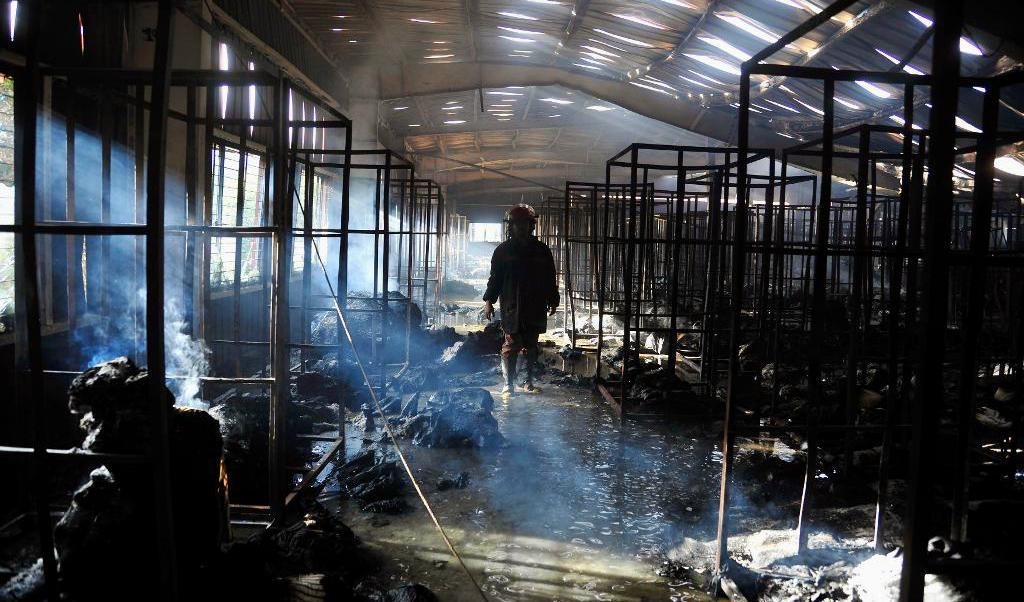 

En räddningsarbetare inuti en ödelagd textilfabrik utanför Dhaka efter en brand 2013. Foto: AP/TT-arkivbild                                                                                        