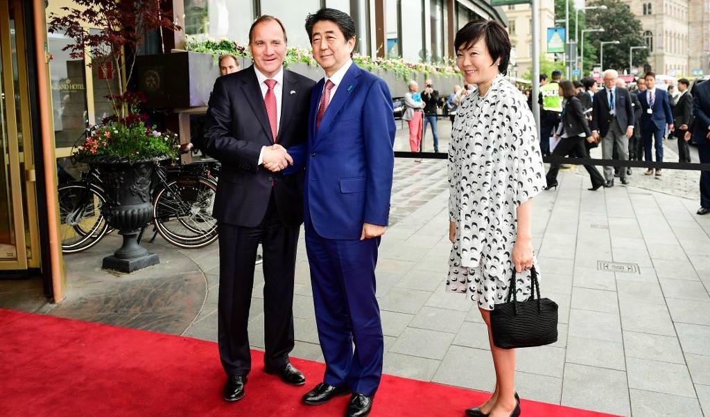 Statsminister Stefan Löfven (S) tar emot Japans premiärminister Shinzo Abe och hans fru Akie Abe för en gemensam middag på Grand Hotel. Abe är på ett två dagar långt besök i Sverige. Foto: Maja Suslin/TT