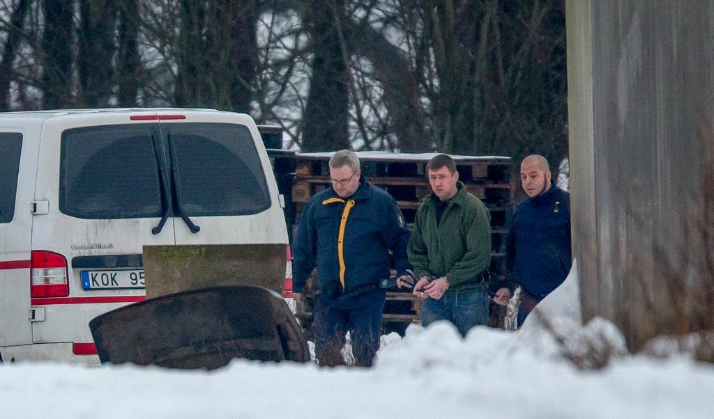 
I mitten med handbojor syns livstidsdömde Nerijus Bilevicius i samband med rättegången i hovrättens besök på Kinnekulle förra vintern. Foto: TT                                            
