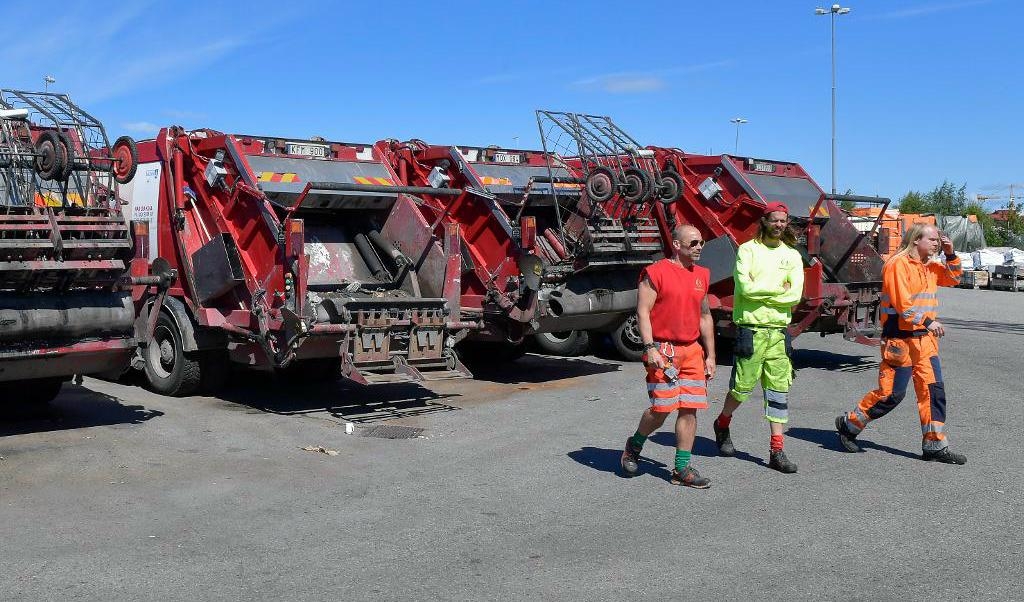 Ett hundratal sophämtare samlades vid företagets lokaler i Älvsjö i södra Stockholm på onsdagen. Foto: Jonas Ekströmer/TT