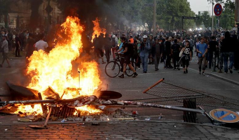
En soptunna som satts i brand under de våldsamma protesterna mot G20-mötet i Hamburg i fredags. Foto: Matthias Schrader/AP/TT                                            