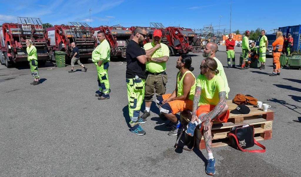 


Ett hundratal sophämtare samlades vid företagets lokaler i Älvsjö i södra Stockholm när den vilda strejken bröt ut. Foto: Jonas Ekströmer/TT                                                                                                                                    