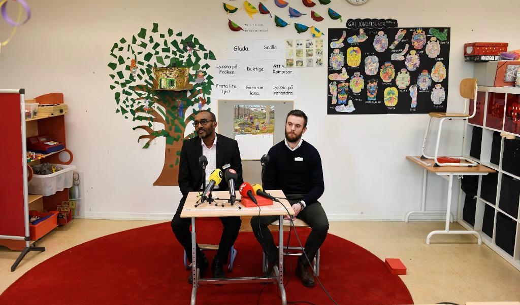 
Rektor Hussein Ibrahim och biträdande rektor Roger Lindquist på Al-Azharskolan höll en pressträff efter avslöjandet om de uppdelade bussturerna. Foto: TT-arkivbild                                            