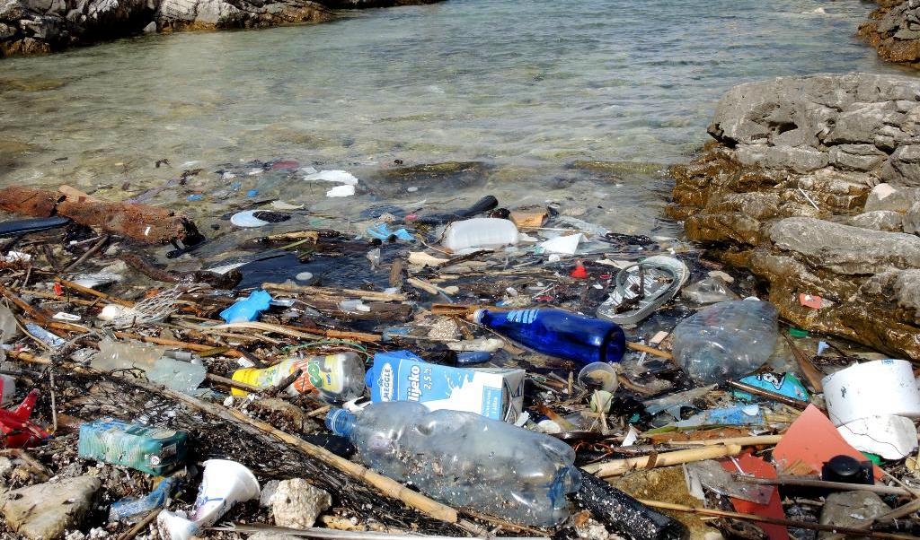 Plastavfall som ansamlats vid Kroatiens kust. Arkivbild. Foto: Rolf Haid/AP/TT
