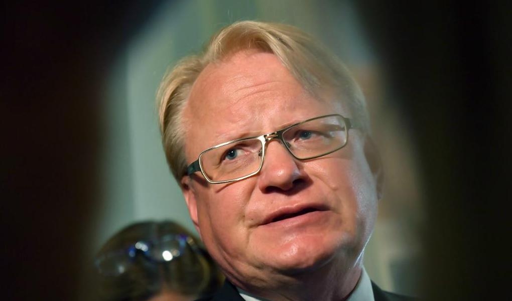 
Hultqvist vägrade svara på varför han inte informerade statsministern om de allvarliga uppgifterna. Foto: Stina Stjernkvist/TT                                            