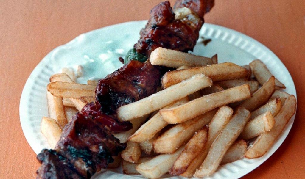 Akrylamid bildas till exempel vid grillning och fritering. Nya regler som EU röstat om ska tvinga livsmedelsföretagen att hålla nere halterna i sina produkter. Arkivbild. Foto: Bengt Dobrin/TT
