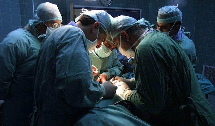 























På bilden, som inte har direkt samband med artikeln, utför kirurger på Västbanken en njurtransplantation. Norge har nyligen ratificerat Europarådets konvention om olaglig handel med organ, men Stortingets Ketil Kjenseth påpekar att viktigaste åtgärden för att förebygga olaglig organturism är att förbättra Norges eget system för organtransplantationer. Foto: Jaafar Ashtiyeh                                                                                                                                                                                                                                                                                                                                                                                                                                                                                                                                                                                                                                                                                                                                                                                                                                                                                                                                                                                                                                                                                                