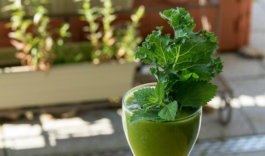 










En grön smoothie med spenat, grönkål och banan hjälper till att höja humöret.                                                                                                                                                                                                                                                                                                                                                                                                                                                                                                                