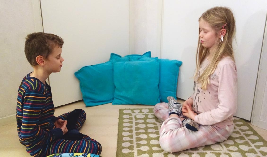 




Meditationen är lugnande även om det blir lite fniss ibland. Foto: Eva Sagerfors                                                                                                                                                                                                                            