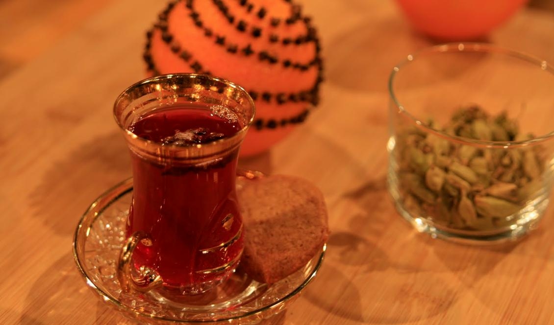 



Alexandras hemgjorda lingonglögg är alkoholfri och värmer gott. Foto: Alexandra De Paoli                                                                                                                                                                                     