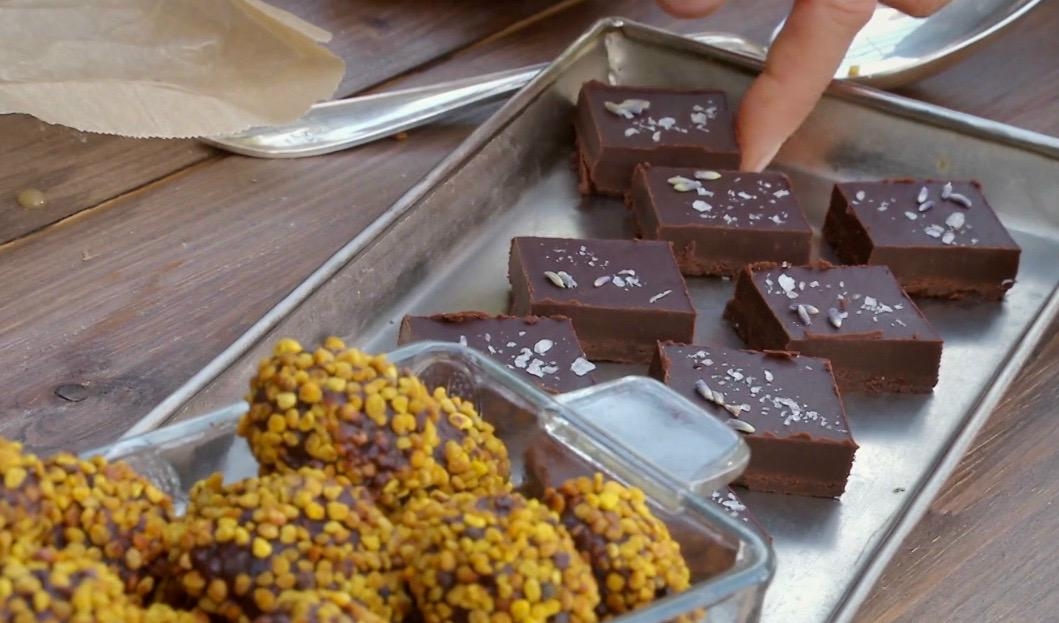 



Nyttiga chokladtryfflar. Bollarna närmast är rullade i bipollen, medan tryfflarna ovanför är garnerade med lavendel och salt. Bild: Yle                                                                                                                                                                                
