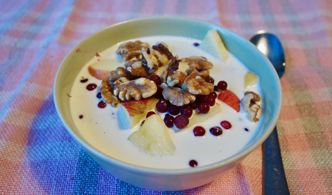 
Gott med rågmjölsgröt med lingon, äpple och valnötter. En skvätt grädde är också gott och ger mer mättnad. Foto: Eva Sagerfors                                            