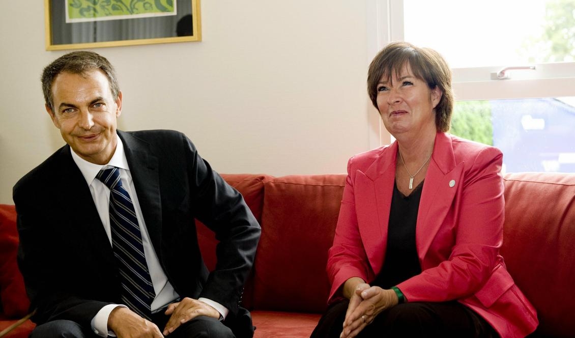 




Spanske premiärministern Jose Luis Rodriguez Zapatero pratar med Mona Sahlin under en presskonferens vid Bromma flygplats 31 augusti 2009. Mona Sahlin har hamnat hos Kronofogden med en skuld på över 600000 kronor, och därför kommer man att mäta ut hennes statsrådspension. Foto: Pontus Lundahl/AFP/Getty Images)                                                                                                                                                                                                                            