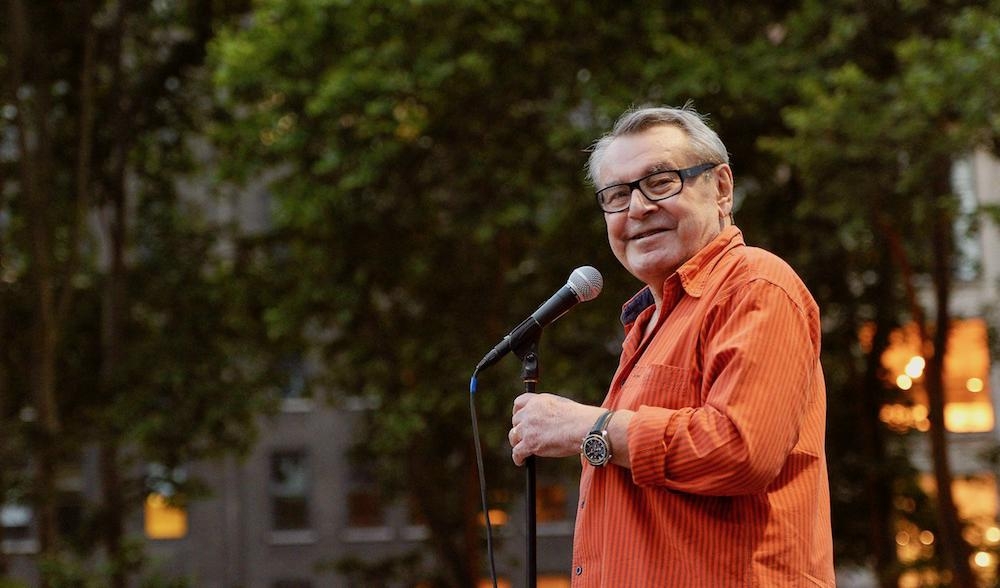 








Filmfestivalen i Bryant Park, New York 2011:
Regissören Milos Forman talar till publiken inför visningen av hans kultförklarade film "Gökboet". Foto: Michael Loccisano/Getty Images for HBO                                                                                                                                                                                                                                                                                                                                                                                                            