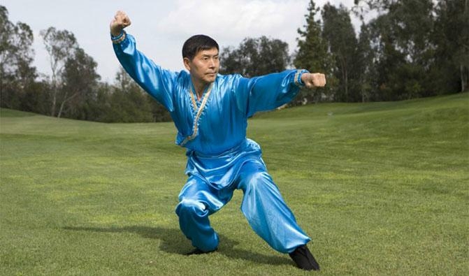 


Kampkonstmästaren Li Youfu övar Wushu. Han är huvuddomare för NTD Televisions kampkonsttävling. Foto: Epoch Times                                                                                                                                    