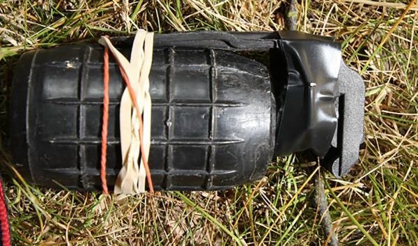 Polisen söker observationer kring händelsen på onsdagskvällen – då en handgranat kastades in hos en familj i Västerhaninge. Foto: Polismyndigheten/TT