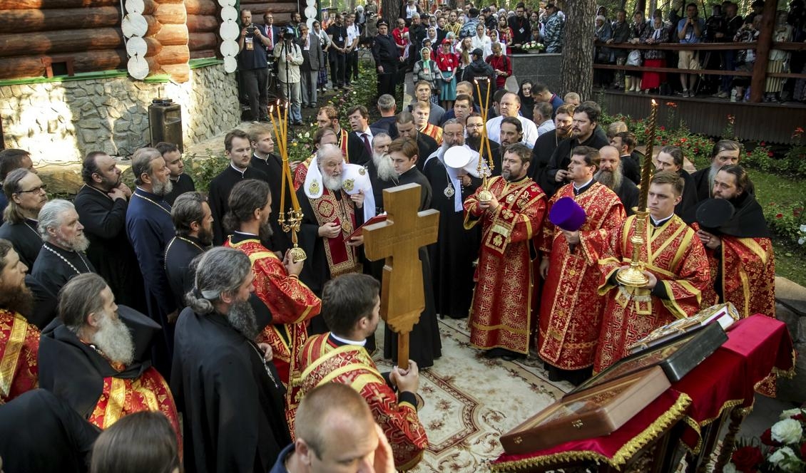 
Den rysk-ortodoxa patriarken Kirill höll under tisdagen en gudstjänst på platsen där tsarfamiljen avrättades för 100 år sedan. Foto: Aleksandr Abramenkov AP/TT                                            