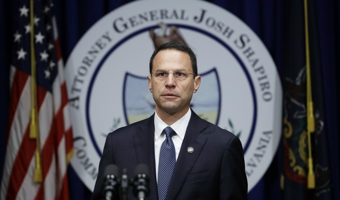 Chefen för åklagarmyndigheten i delstaten Pennsylvania, Josh Shapiro, presenterar rapporten om katolska kyrkans sexuella övergrepp på barn. Foto: Matt Rourke/AP/TT