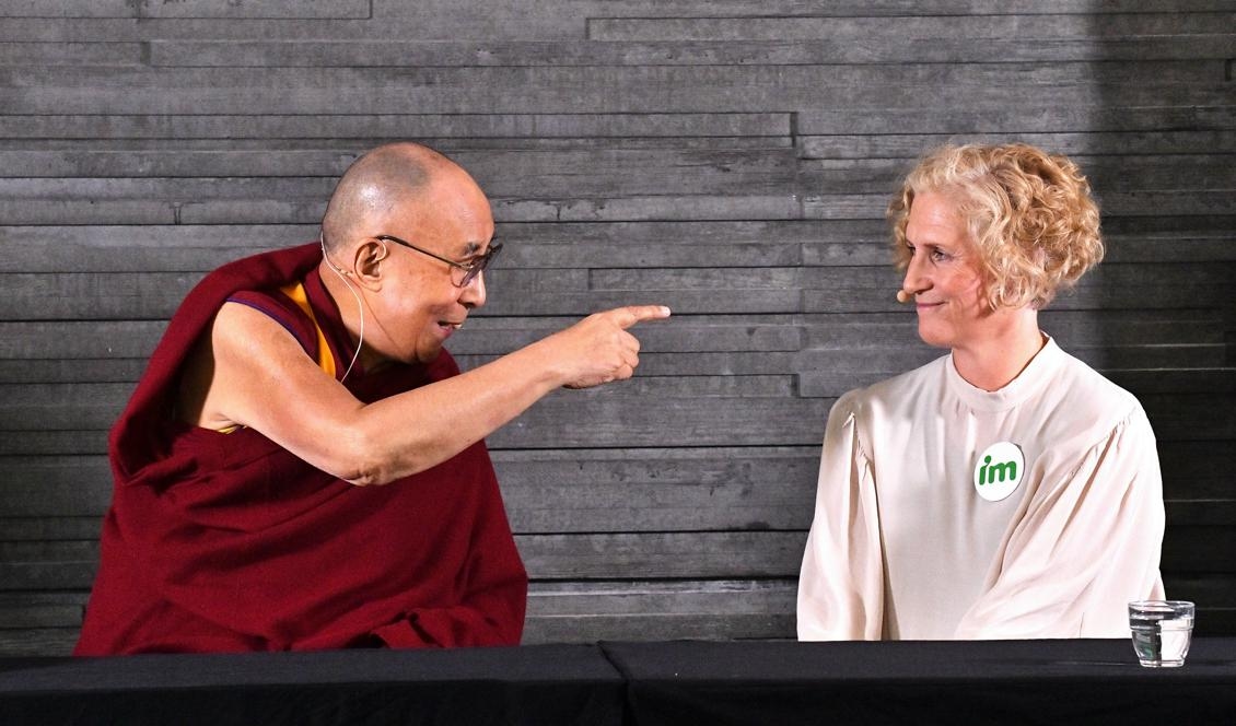 Dalai lama på gott humör när han tillsammans med IM:s generalsekreterare Ann Svénsen möter pressen inför sitt anförande i Malmö. Foto: Johan Nilsson/TT
