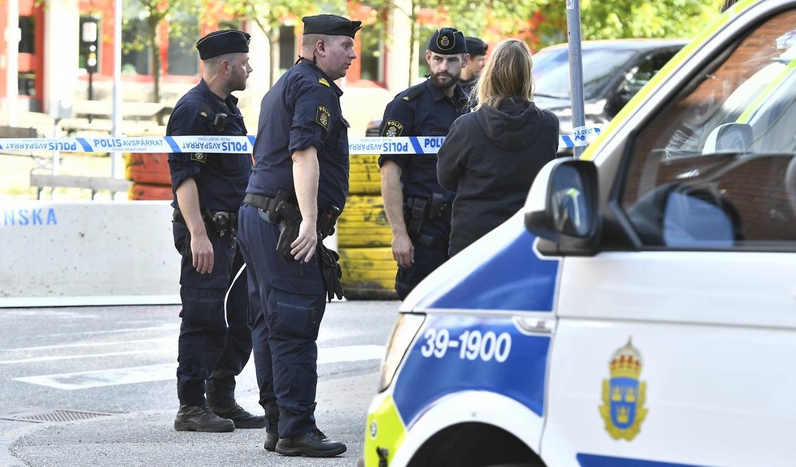 




Många poliser på plats i Huddinge efter skottlossningen. Foto: Claudio Bresciani/TT                                                                                                                                                                                                                            