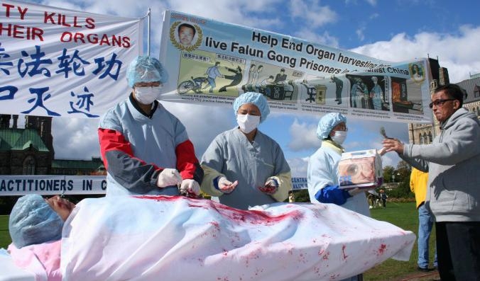 
Dramatisering av organstölder från falungong-utövare i Kina under en manifestation i Ottawa, Kanada 2008. Foto: Epoch Times. Arkivbild                                            