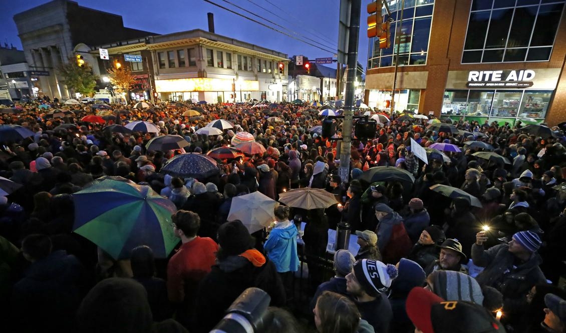 
Tusentals människor samlades i Squirrel Hill i Pittsburgh på lördagskvällen, där elva personer tidigare under dagen sköts ihjäl inne i en synagoga. Foto: Gene J. Puskar/AP/TT                                            