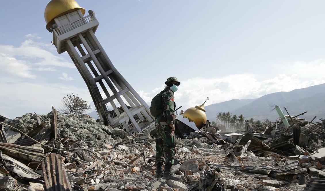 En indonesisk soldat står framför en raserad moské i stadsdelen Balaroa i Palu, Indonesien. Foto: Aaron Favila/AP/TT