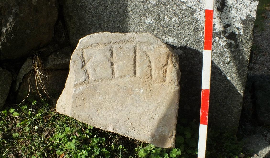 Det nyfunna runstensfragmentet från Lena kyrka. Foto: Hans Göthberg/Upplandsmuseet/TT