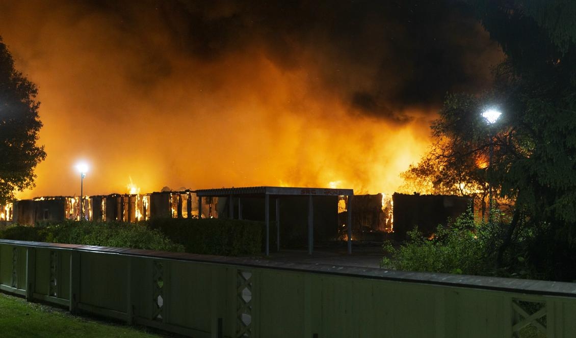 

Gottsundaskolan i Uppsala står i brand. Delar av skolan har totalförstörts. Foto: Staffan Claesson/TT                                                                                        