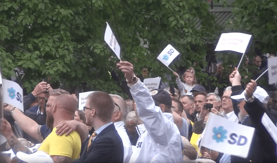 







Publik framför scenen i Almedalen 2018 innan Sverigedemokraternas partiledare Jimmie Åkessons tal. Foto: Epoch Times                                                                                                                                                                                                                                                                                                                                                                
